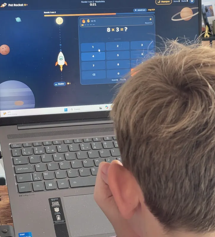 Mi hijo juega a Pet Rocket en el portátil: el cohete rumbo a la Luna y la operación 8 × 3.